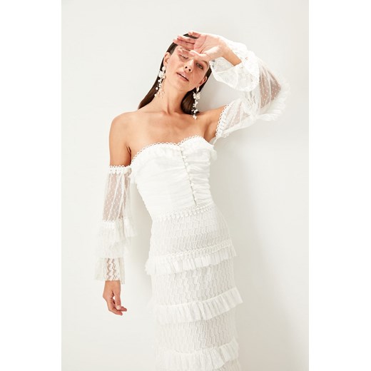 Sukienka Trendyol midi z odkrytymi ramionami z długim rękawem z dekoltem typu hiszpanka koronkowa 