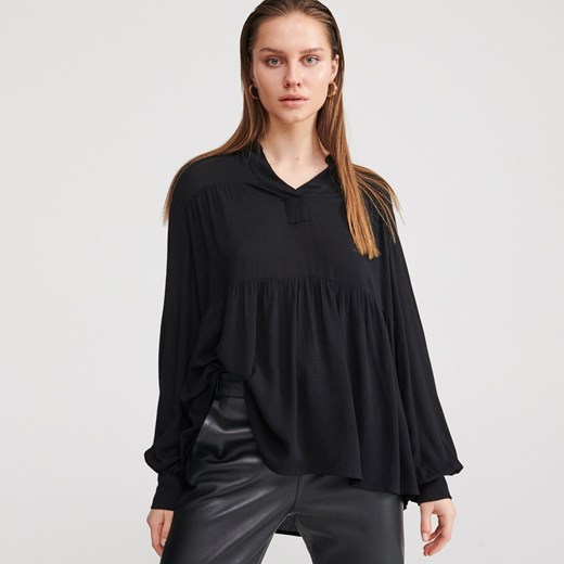 Czarna bluzka damska Reserved z dekoltem v bez wzorów 