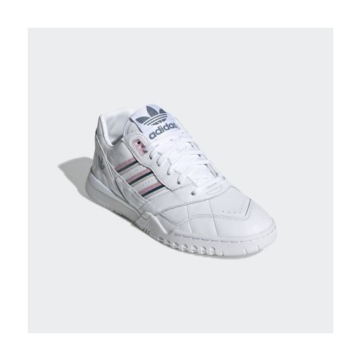 Buty sportowe damskie białe Adidas sznurowane na płaskiej podeszwie 