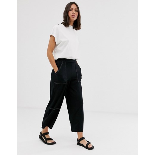 ASOS DESIGN – Szerokie spodnie o krótkim fasonie z kontrastowym szwem-Czarny