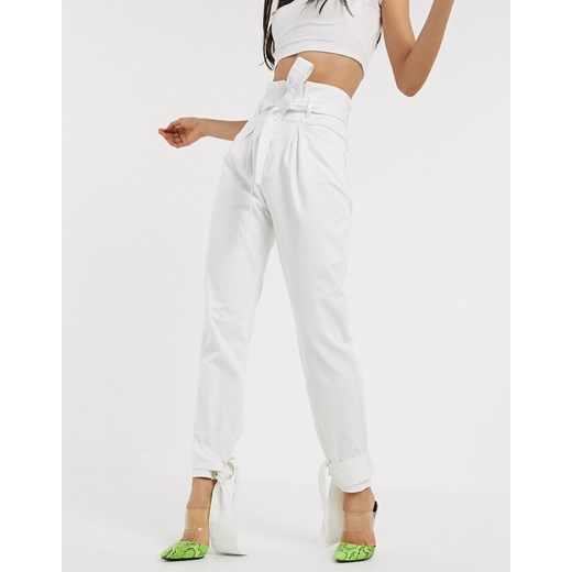 NA-KD – Jeansy w kolorze złamanej bieli z talią paperbag i wiązaniem na dole-Biały
