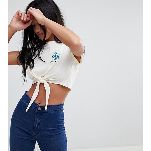 ASOS Petite – Krótszy t-shirt wiązany z przodu z kwiatowym haftem-Kremowy