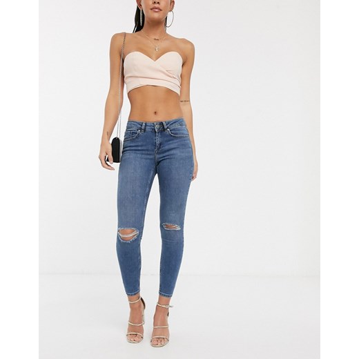 ASOS DESIGN – Lisbon – Niebieskie jeansy ze średnim stanem z rozerwaniami na kolanach