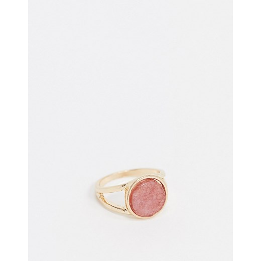 ASOS DESIGN – Pierścionek w złotym kolorze z kamieniem półszlachetnym o różowym odcieniu