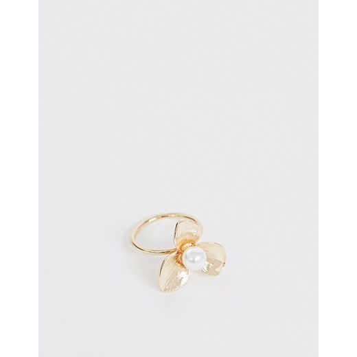 ASOS DESIGN - pierścionek w złotym kolorze z ozdobą w kształcie kwiatka z perłą