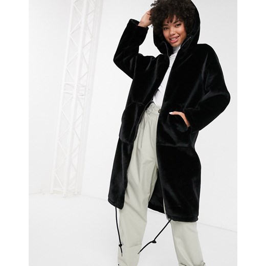 Monki – Czarny płaszcz o długości midi z kapturem wykończonym sztucznym futerkiem