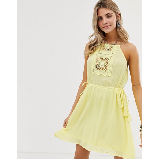 Sukienka żółta En Crème bez rękawów na urodziny rozkloszowana na lato 