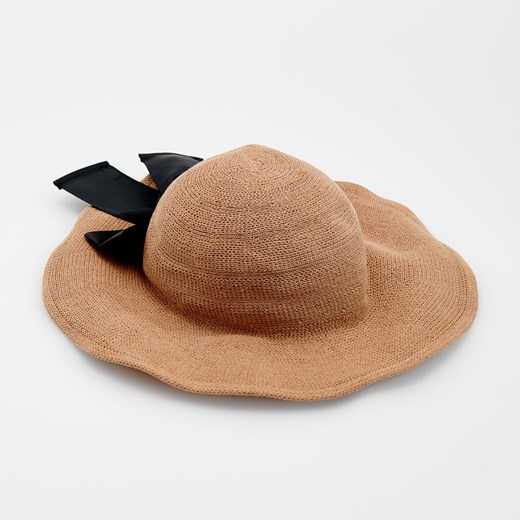 Beżowy kapelusz damski Reserved 