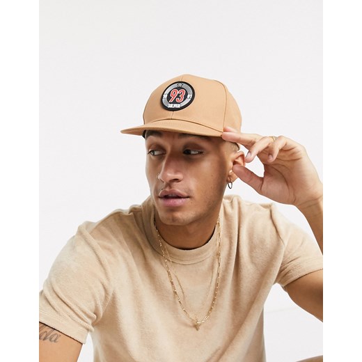 ASOS DESIGN – Camelowa czapka snapback z logo-Brązowy