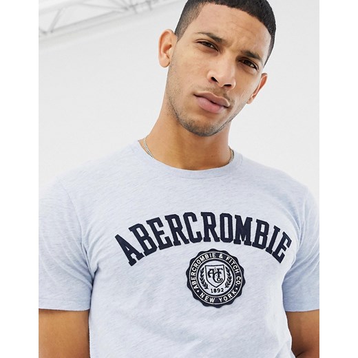 Abercrombie & Fitch – Szaroniebieski t-shirt z naszywką z logo na piersi Abercrombie & Fitch  M Asos Poland