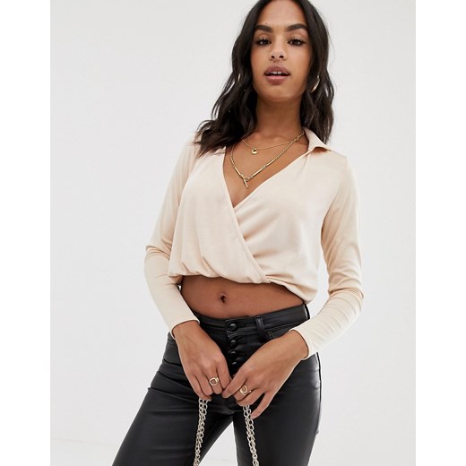 ASOS DESIGN – Obcisły top kopertowy z kołnierzykiem-Kremowy