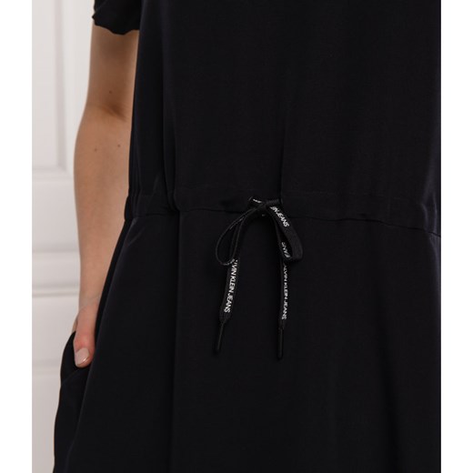 Sukienka Calvin Klein na co dzień mini z krótkim rękawem 