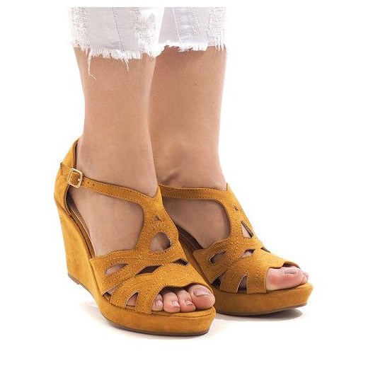 Brązowe sandały damskie Butymodne na lato na koturnie z klamrą 
