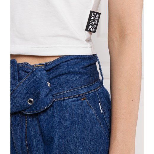 Bluzka damska Versace Jeans na wiosnę z krótkimi rękawami z napisami biała z okrągłym dekoltem młodzieżowa 