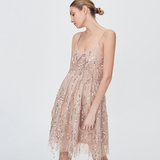 Sukienka Sinsay beżowa na urodziny elegancka midi na ramiączkach z okrągłym dekoltem