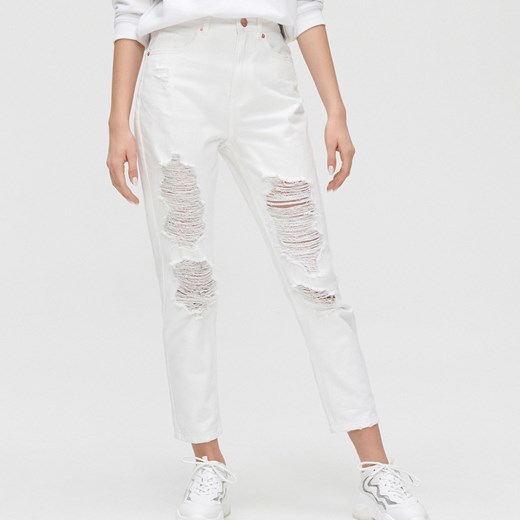 Cropp - Mom Jeans z przetarciamy - Biały  Cropp  
