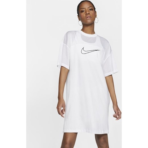 Sukienka Nike z okrągłym dekoltem z krótkimi rękawami na co dzień 