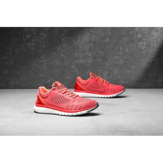 Buty sportowe damskie Reebok print czerwone z tworzywa sztucznego płaskie 