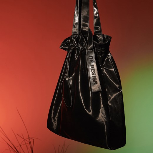 Reserved shopper bag na ramię matowa czarna z breloczkiem 