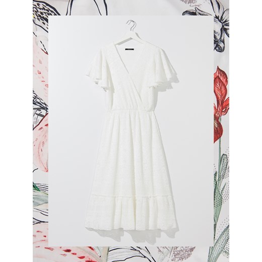 Sukienka biała Mohito kopertowa na wiosnę z dekoltem w serek 