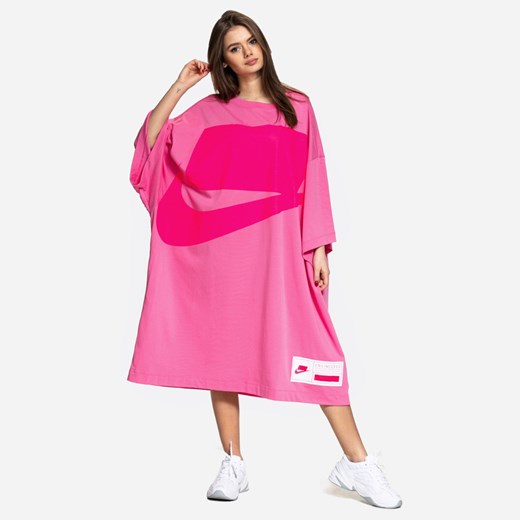 Różowa sukienka Nike z długim rękawem midi 