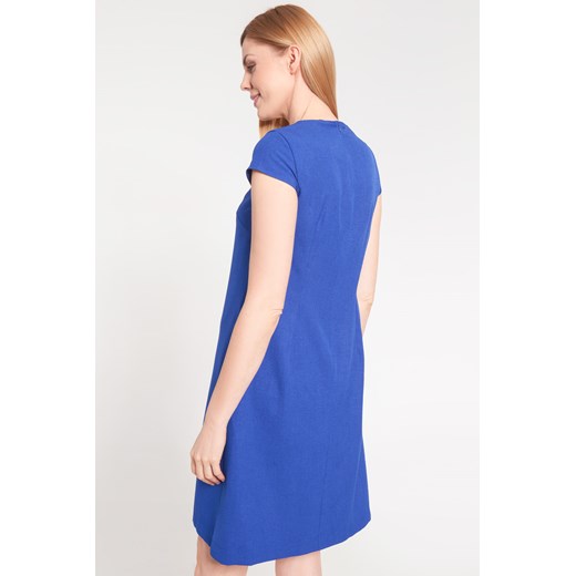Prosta niebieska sukienka z asymetrycznym nacięciem Quiosque  36 38 40 42 44 46 48 