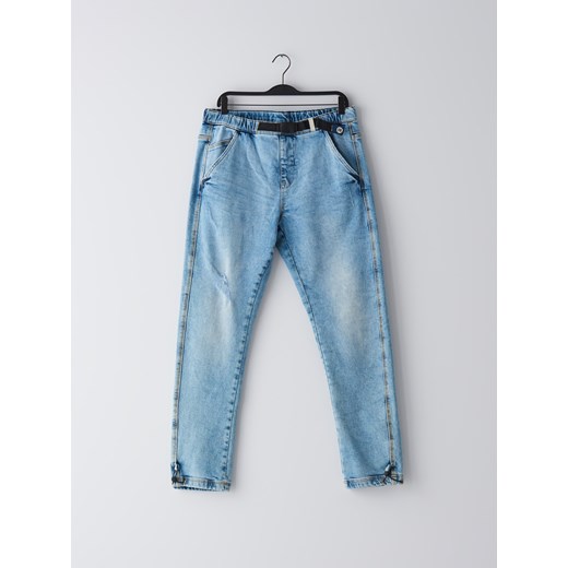 Cropp - Jeansowe joggery z paskiem - Niebieski  Cropp 32/34 