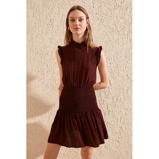 Trendyol sukienka rozkloszowana mini bez wzorów na urodziny Trendyol Sukienka koktajlowa burgundy