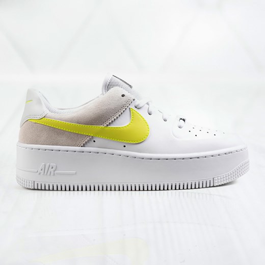 Buty sportowe damskie Nike wiosenne bez wzorów wiązane na platformie 