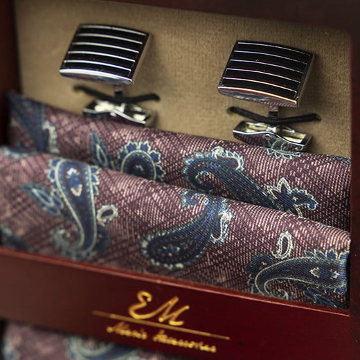 Zestaw Prezentowy dla mężczyzny w kolorze bordowym: krawat + poszetka + spinki zapakowane w pudełko EM 7 Em   EM Men's Accessories