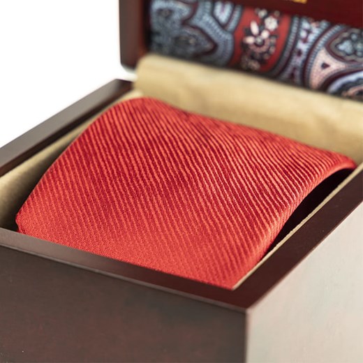 Zestaw Prezentowy dla mężczyzny w kolorze bordowym: krawat + poszetka + spinki zapakowane w pudełko EM 17 Em   EM Men's Accessories