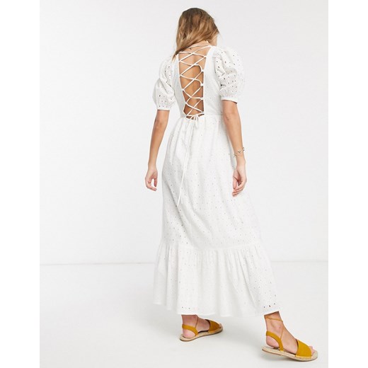 Biała sukienka Asos z odkrytymi ramionami 