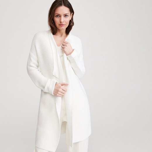 Sweter damski biały Reserved z dekoltem w literę v 