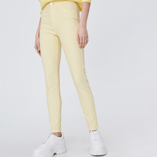 Spodnie damskie żółte Sinsay na wiosnę 
