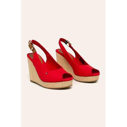 Czerwone sandały damskie Tommy Hilfiger na koturnie bez wzorów z klamrą na lato 