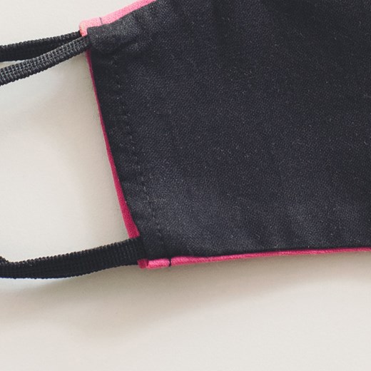 Dziecięca maseczka ochronna wielorazowa ergonomiczny kształt 100% bawełny dwustronna malinowo–czarna Dziecko    UlubionaMaseczka.pl