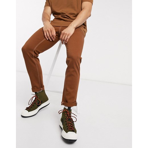 ASOS DESIGN – Czerwonobrązowe jeansy o dopasowanym kroju ze stretchem-Pomarańczowy