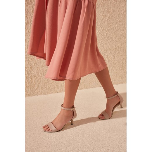 Sandały damskie Trendyol z klamrą bez wzorów eleganckie w Domodi Sandały damskie Trendyol bez wzorów eleganckie w Domodi