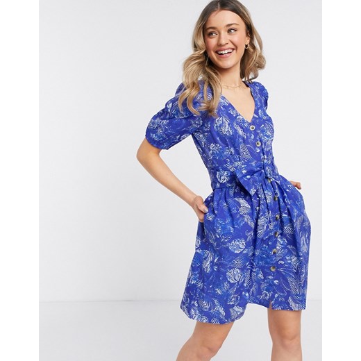 French Connection – Niebieska sukienka mini z paskiem w talii, zapięciem na guziki i wielokolorowym nadrukiem w kwiaty-Niebieski
