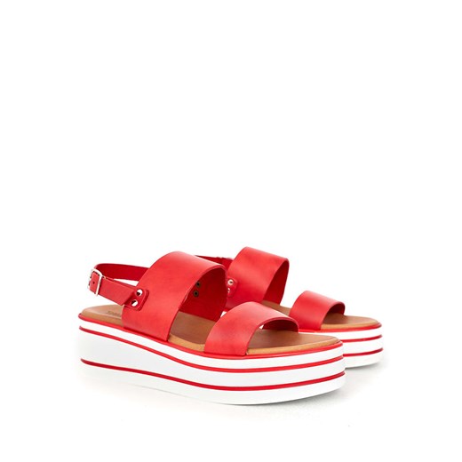 Skórzane sandały w kolorze czerwonym na koturnie