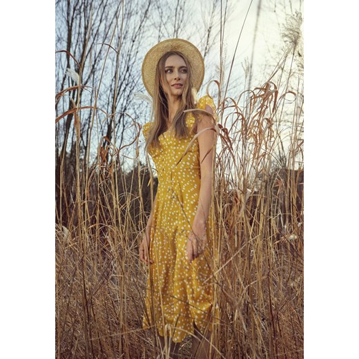Sukienka Born2be bez rękawów żółta midi w abstrakcyjnym wzorze z dekoltem w serek 