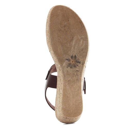 Skórzane sandały w kolorze brązowym na koturnie