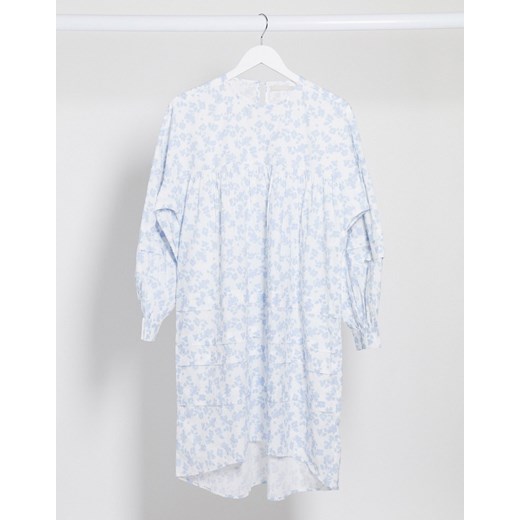 Pieces – Biała obszerna sukienka w niebieskie kwiatki-Wielokolorowy