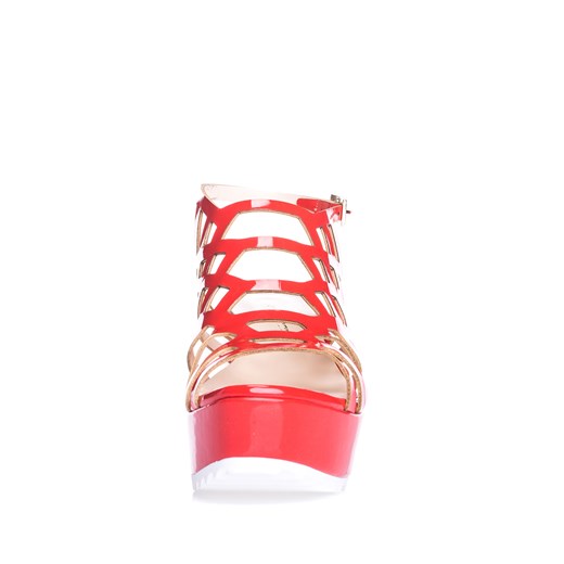 Czerwone lakierowane sandały na koturnie