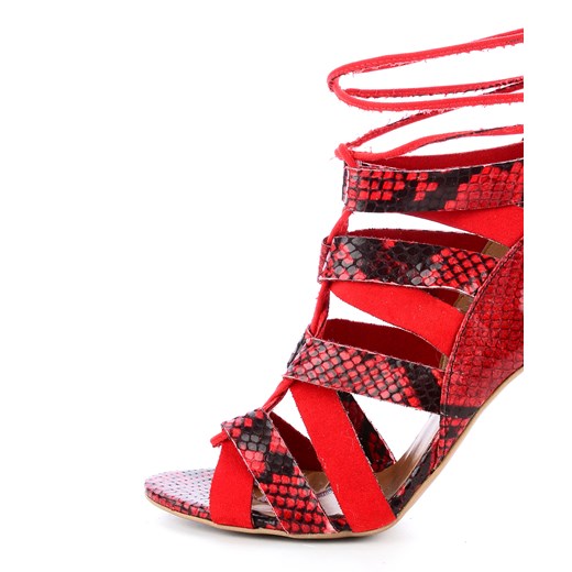 Czerwone sandały na szpilce z motywem skóry wężowej