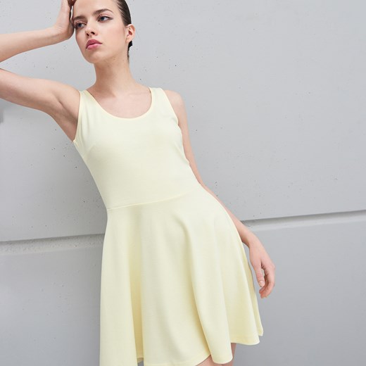 Sinsay - Gładka sukienka mini - Żółty