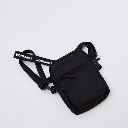 Sinsay - Saszetka crossbody z brelokiem - Czarny