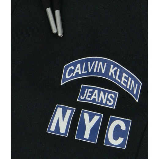 Spodnie chłopięce Calvin Klein czarne w nadruki 