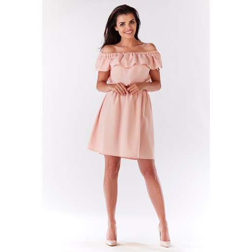CM3214 Elegancka sukienka z falbaną odsłaniającą ramiona - jasno różowa