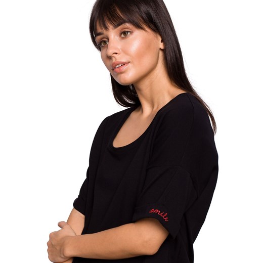 B147 T-shirt oversize z dekoltem i haftem - czarny